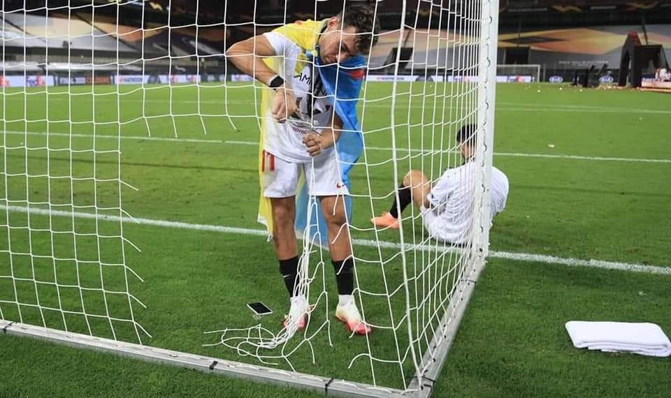 الريفي منير الحدادي يحتفل بفوز فريقه بكأس الدوري الأوربي برفع العلم المغربي والأمازيغي