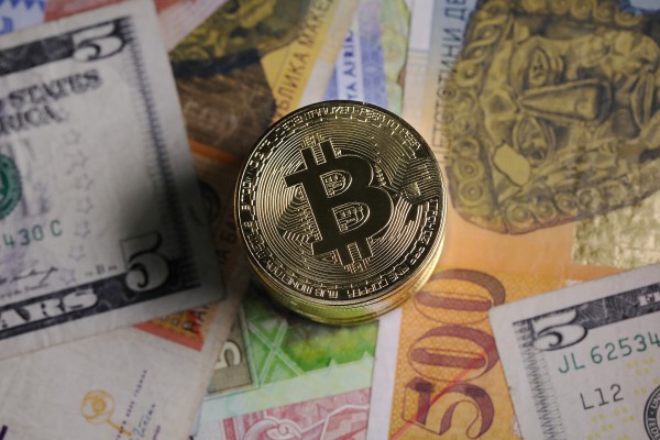 تفكيك شبكة لتهريب الأموال بعد تحويلها إلى نقود "افتراضية"