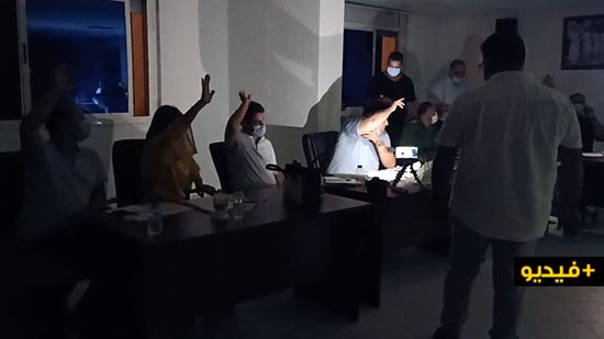 شاهدوا.. إتمام دورة المجلس الجماعي للناظور في الظلام بعد انقطاع التيار الكهربائي  شاهدوا.. إتمام دورة المجلس الجماعي للناظور في الظلام بعد انقطاع التيار الكهربائي