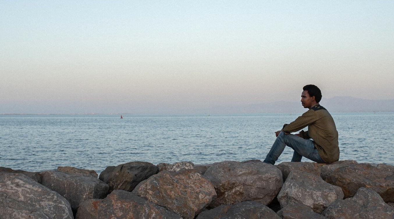 بوبكر ديالو.. مهاجر غيني بالناظور يضع الشواهد على قبور المهاجرين الغرقى