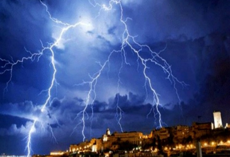زخات رعدية محليا قوية من اليوم الاثنين إلى الأربعاء بعدد من مناطق المملكة