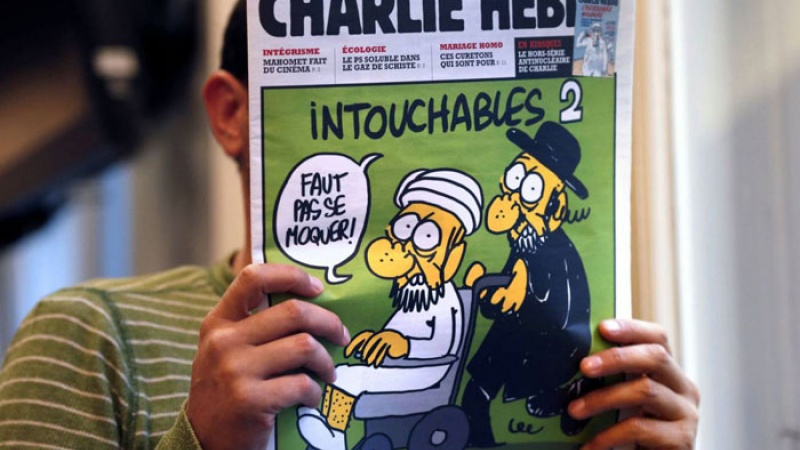 صحيفة "شارلي إيبدو" تستفز المسلمين مجددا من خلال إعادة نشر الرسوم المسيئة إلى الرسول