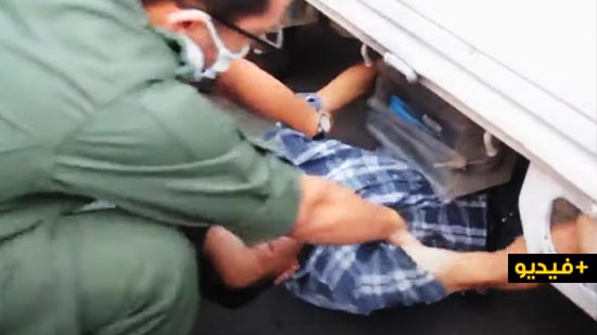 شاهدوا.. بائع متجول يرمي نفسه تحت عجلات شاحنة بالناظور مهددا بالانتحار بعد مصادرة سلعته 