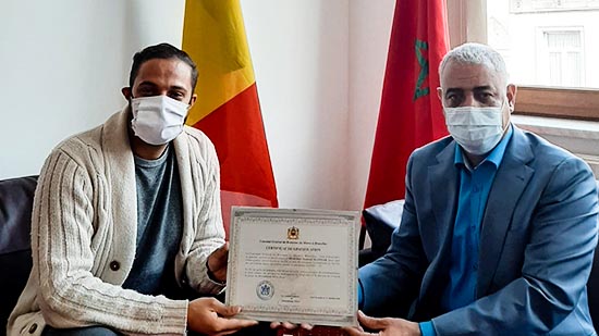 القنصل العام للمملكة المغربية ببروكسيل يكرم أحد جنود الخفاء بدار العجزة ببلدية مولنبيك