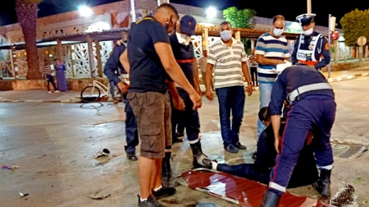 عدم احترام إشارات المرور يتسبب في حادثة سير بين دراجة نارية وسيارة للكراء وسط الناظور