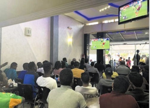 سلطات بركان تمنع بث مباريات كرة القدم بالمقاهي بسبب ارتفاع إصابات "كورونا" بجهة الشرق