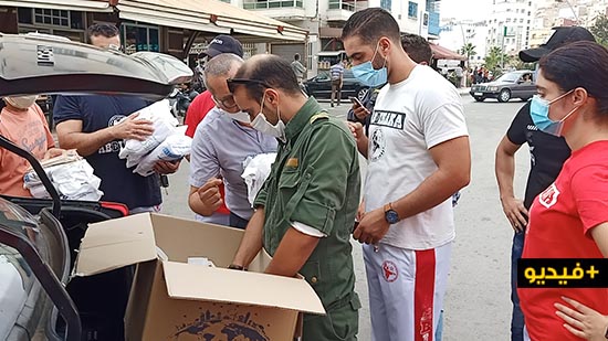 سلطات الناظور وجمعيات محلية تقود حملة تحسيسية وتوزع الكمامات للوقاية من "كورونا"