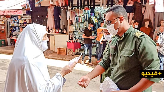 سلطات وجمعيات الناظور توزع الكمامات وتحسس المواطنين من مخاطر كورونا