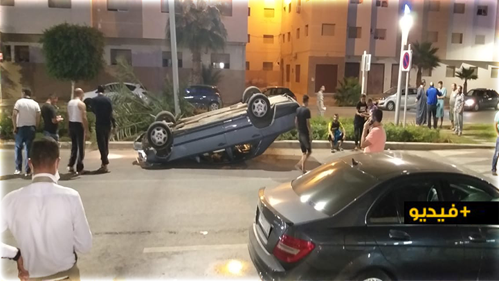 شاهدوا.. إصابة أربعة شبان في حادث انقلاب سيارة وسط حي المطار بالناظور 