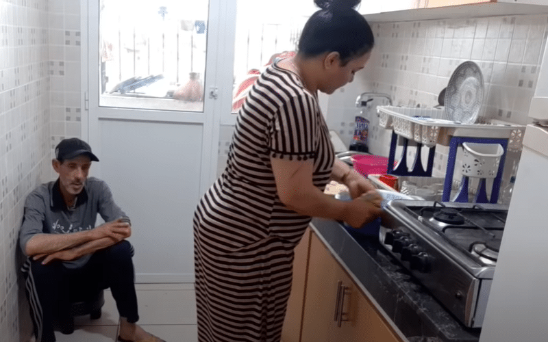 أشهر مالكات قنوات "روتيني اليومي" تنهار بعد حملة "تبليغات".. وزوجها: "ما محكورشّ ولكنْ كايْنة ظروف"