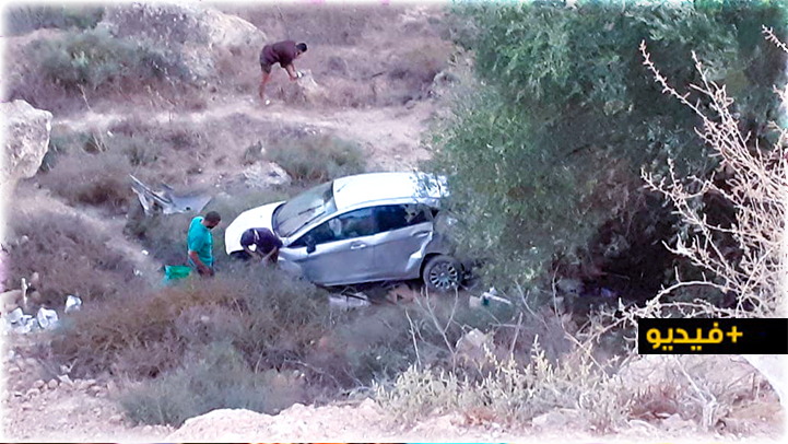 شاهدوا.. سيارة خفيفة تهوي في منحدر عميق بجماعة تافرسيت