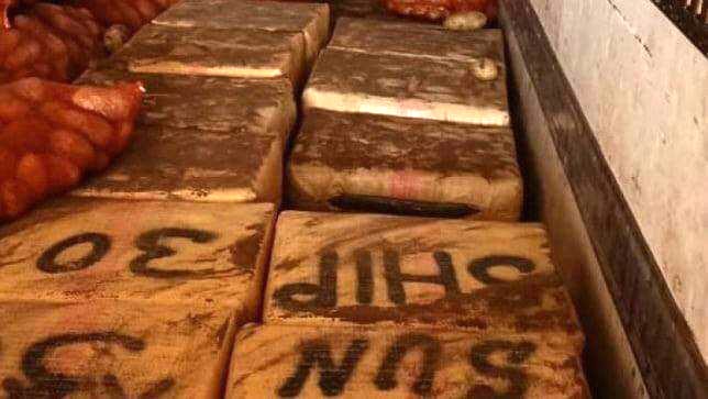 تنسيق بين الأمن والدرك يحبط محاولة لتهريب "الحشيش" في شاحنة لنقل البضائع