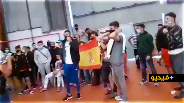 مثير.. شباب مغاربة عالقون بالثغر المحتل يرفعون الراية الإسبانية ويرفضون الرجوع إلى المغرب