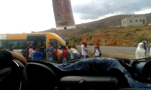 الحسيمة.. عريضة لأولياء أمور تلاميذ بني بوعياش لتوفير حافلة للنقل المدرسي لتفادي "الهدر"