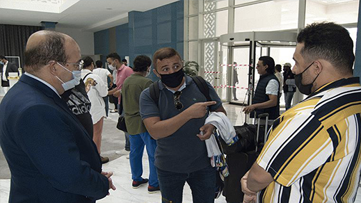 سعيد زرو يودع الفوج الأول من فنانين قدموا إلى الناظور من أجل تصوير برنامج فني 