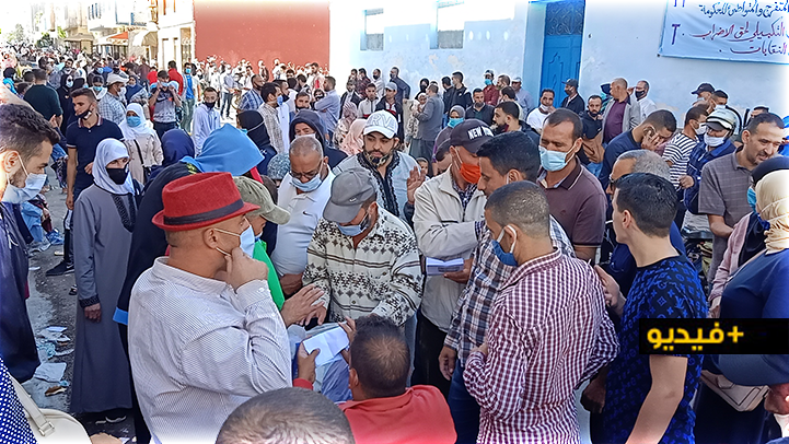 شاهدوا.. تجمهر غفير لمئات "المهربين" يؤدي إلى إغلاق مقر الإتحاد المغربي للشغل بالناظور