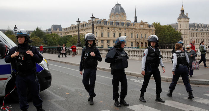ماكرون وحكومته يصّعدان هجومهما ضد مسلمي فرنسا إثر اجتماع لمجلس الدفاع