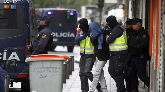الشرطة الإسبانية تعتقل متطرفا مغربيا بتهمة تجنيد الشباب انطلاقا من الإنترنيت