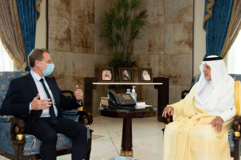 في عز أزمة الإساءة إلى الرسول.. أمير مكة يستقبل سفير فرنسا في لقاء ودي في عز أزمة الإساءة إلى الرسول.. أمير مكة يستقبل سفير فرنسا في لقاء ودي