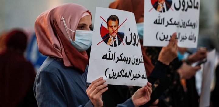 السعودية تدين "التطرف" وترفض الانخراط في مقاطعة المنتجات الفرنسية