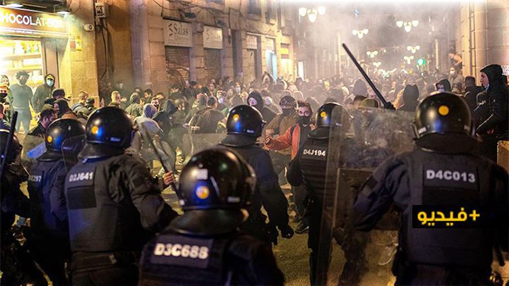 شاهدوا.. اشتباكات عنيفة بين الشرطة ومتظاهرين ببرشلونة على قيود كورونا 