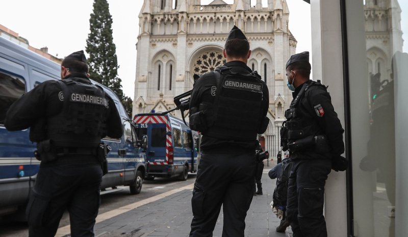 مجهول يطلق النار على كاهن في مدينة ليون الفرنسية واستنفار وسط الشرطة لاعتقاله