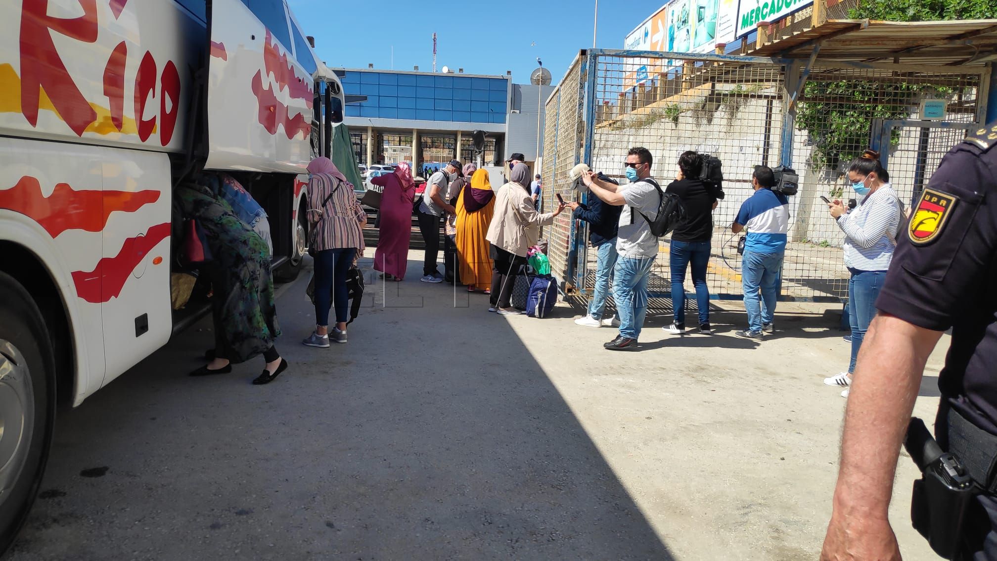 السلطات الإسبانية ترحّل أزيد من 281 عالقا بالمغرب عبر رحلة بحرية نحو ميناء الجزيرة الخضراء السلطات الإسبانية ترحّل أزيد من 281 عالقا بالمغرب عبر رحلة بحرية نحو ميناء الجزيرة الخضراء