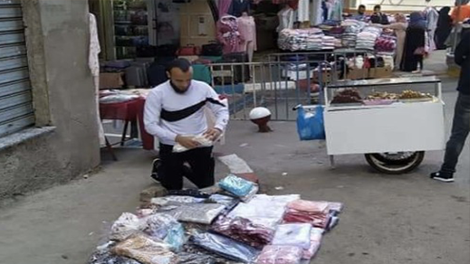 اعمراشا يكشف : إلتجأت إلى تجارة الرصيف بعدما تراكمت علي الديون ولم أجد ما أعيل به أسرتي