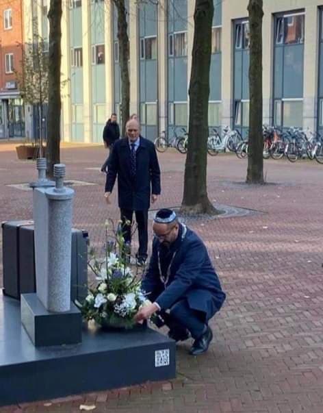 هولندا.. عمدة مدينة ريفي مسلم يثير ضجّة بعد ظهوره معتمرا قبعة اليهود في ذكرى "المحرقة"