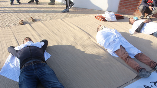 زايو.. احتجاج بالكفن بسبب تأخر افتتاح المستشفى