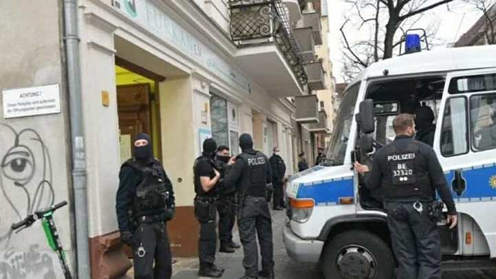 شرطة برلين تداهم مركزا إسلاميا بتهمة الاحتيال.. وعناصرها يفترشون سجادا احتراما للمسلمين