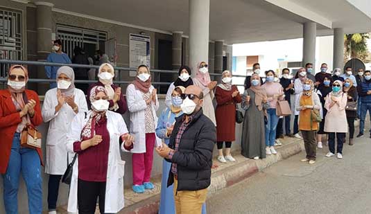 ممرضو مستشفى الحسني يخوضون وقفة احتجاجية أمام مقر مندوبية الصحة بالناظور 