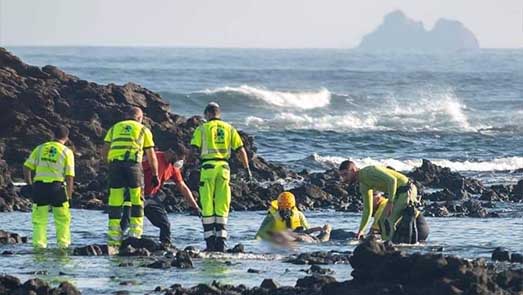  مأساة.. انتشال جثث 8 مهاجرين مغاربة بعد ارتطام قاربهم بصخور قرب جزيرة "لانزاروتي" بإسبانيا