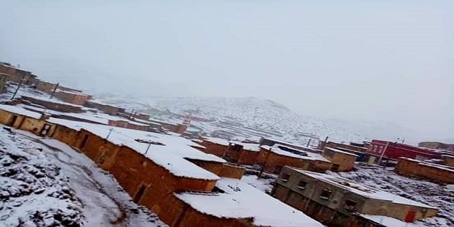 أمطار رعدية وثلوج في عدد من المناطق ابتداء من زوال اليوم 