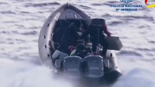 شاهدوا.. مطاردة مثيرة للشرطة الإسبانية تنتهي باعتقال مهربي مخدرات وسط البحر
