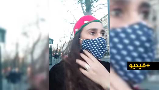 شاهدوا.. أم مغربية تواجه مرتزقة البوليساريو بشجاعة وسط باريس 