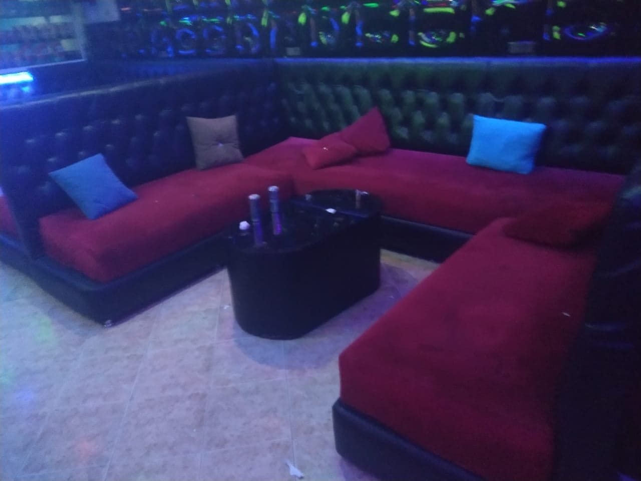 بني أنصار.. مداهمة مقهى شيشة مشهور بتنظيم "حفلات الرقص" وسط اعتقالات في صفوف الفتيات