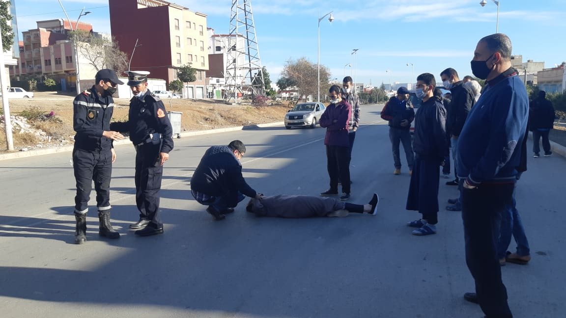 شاهدوا.. شخص يذبح زوجته في الشارع العام بأزغنغان ثم يفر إلى وجهة مجهولة رفقة ابنه
