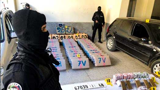 بالصور.. توقيف شخصين بالطريق السيار الرابط بين وجدة وفاس بحوزتهما ما يفوق طنا من "الحشيش" بالصور.. توقيف شخصين بالطريق السيار الرابط بين وجدة وفاس بحوزتهما ما يفوق طنا من "الحشيش"