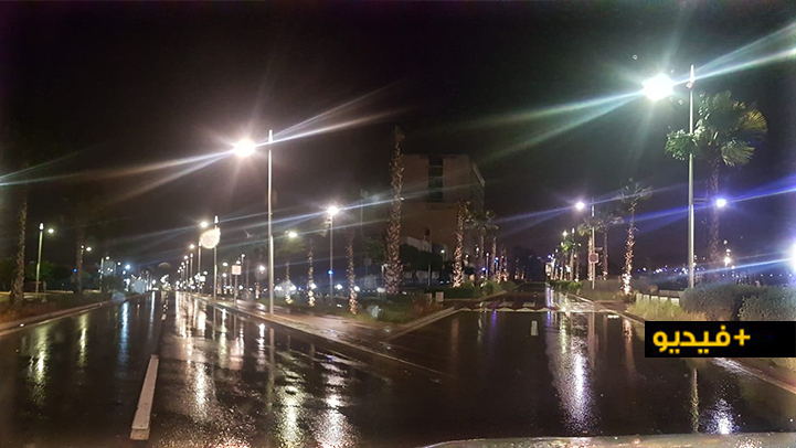 شاهدوا.. أمطار مصحوبة برياح قوية ليلة أمس تخلي شوارع مدينة الناظور