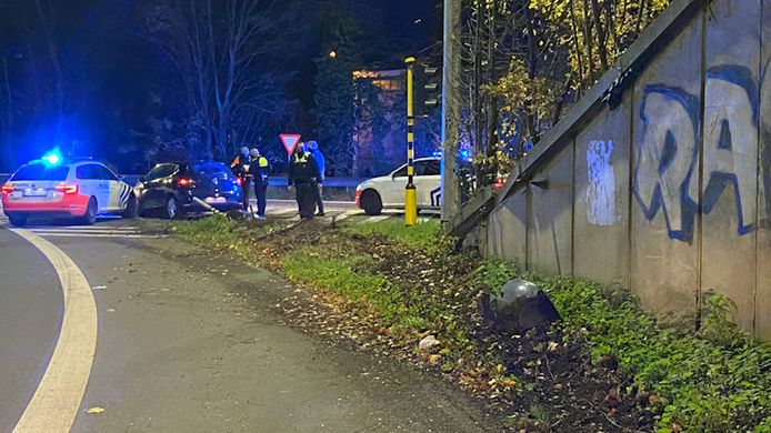 بلجيكا.. شاب يحاول الهرب من الشرطة ويتسبب في حادثة سير بعد مطاردته وهذا ما تم حجزه 