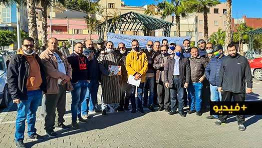 شاهدوا.. سائقو سيارات الأجرة الكبيرة بازغنغان بالناظور في وقفة تضامنية مع التدخل المغربي بمعبر الكركرات 