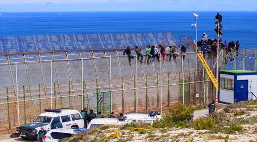  أغلبهم نساء.. عشرات الأفارقة جنوب الصحراء يخترقون السياج الحديدي ويصلون إلى مليلية