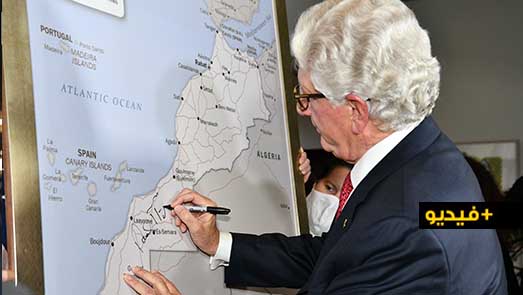 شاهدوا... السفير الأمريكي يوقّع على خريطة المغرب بصحرائه بلا خط "وهمي" من طنجة إلى الكويرة 