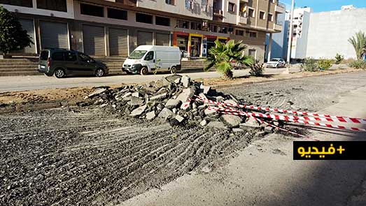 بعد سنة فقط من إنجازها.. محاولة "ترقيع" طريق بحي المطار تسببت الشاحنات في إتلافها يغضب الساكنة