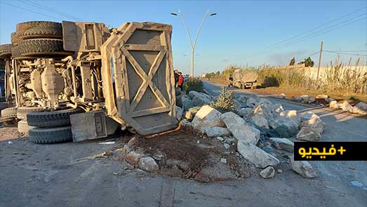 شاهدوا.. "تصادم" بين شاحنتين في "طريق سلوان" بالناظور وانقلاب إحداهما وإصابة سائقها
