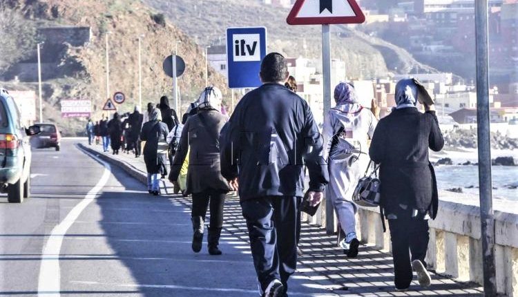 سلطات سبتة المحتلة تفرض "الفيزا" على المغاربة وتمنع دخول “الحمّالين” والخادمات إلى "أراضيها"