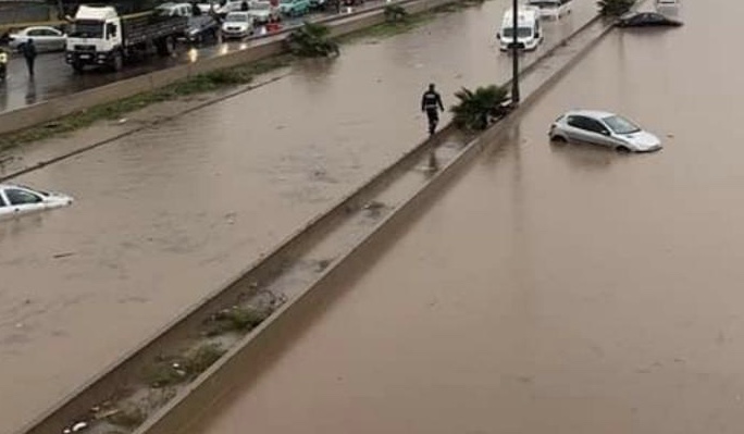  فيضانات "تحاصر" وزراء في حكومة العثماني في الطريق السيار