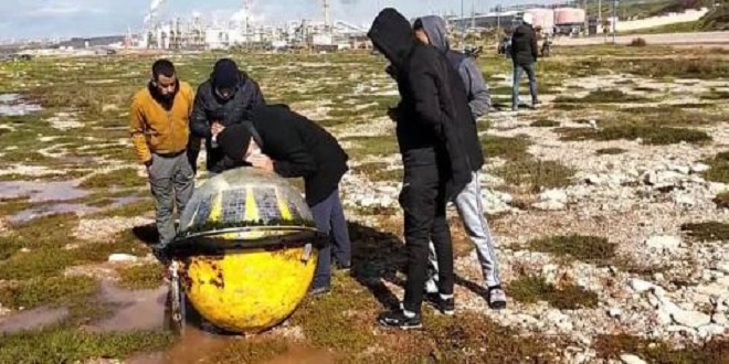 جسم "آلي" مجهول المصدر لفظته مياه البحر يستنفر السلطات ويثير مخاوف السكان