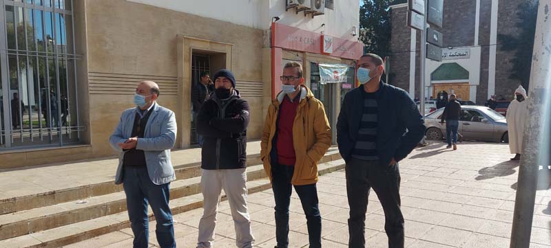 موظفو البريد بالناظور يحتجون ضد مديرهم العام بسبب التضييق على أنشطتهم النقابية